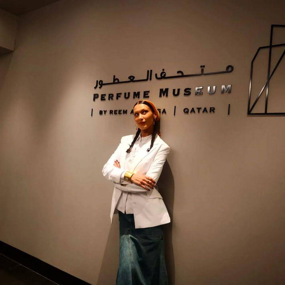 Bella Hadid di Perfume Museum by Reem Abu Issa, Doha, Qatar (instagram.com/ashrafabuissa)