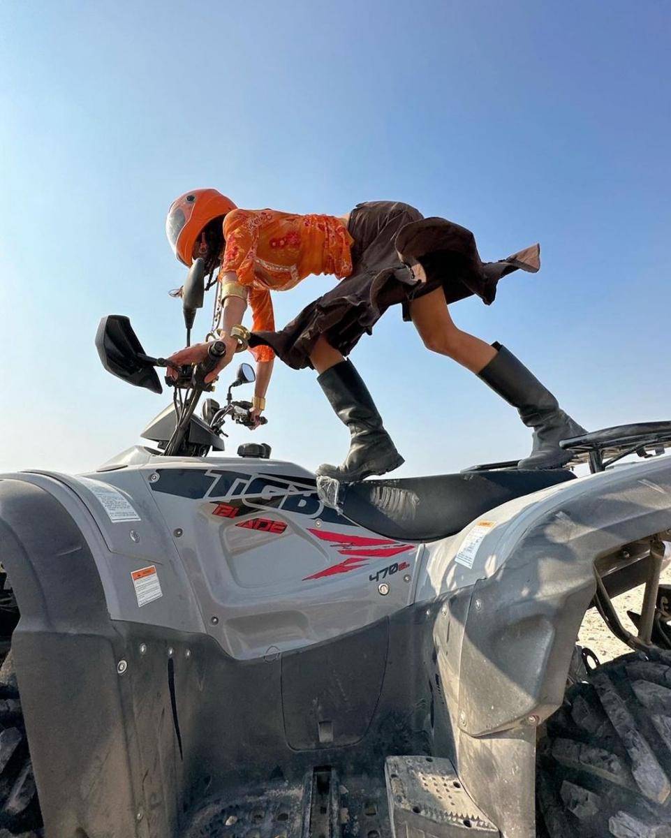 Bella Hadid naik motor ATV atau quad bike di Qatar (instagram.com/bellahadid)