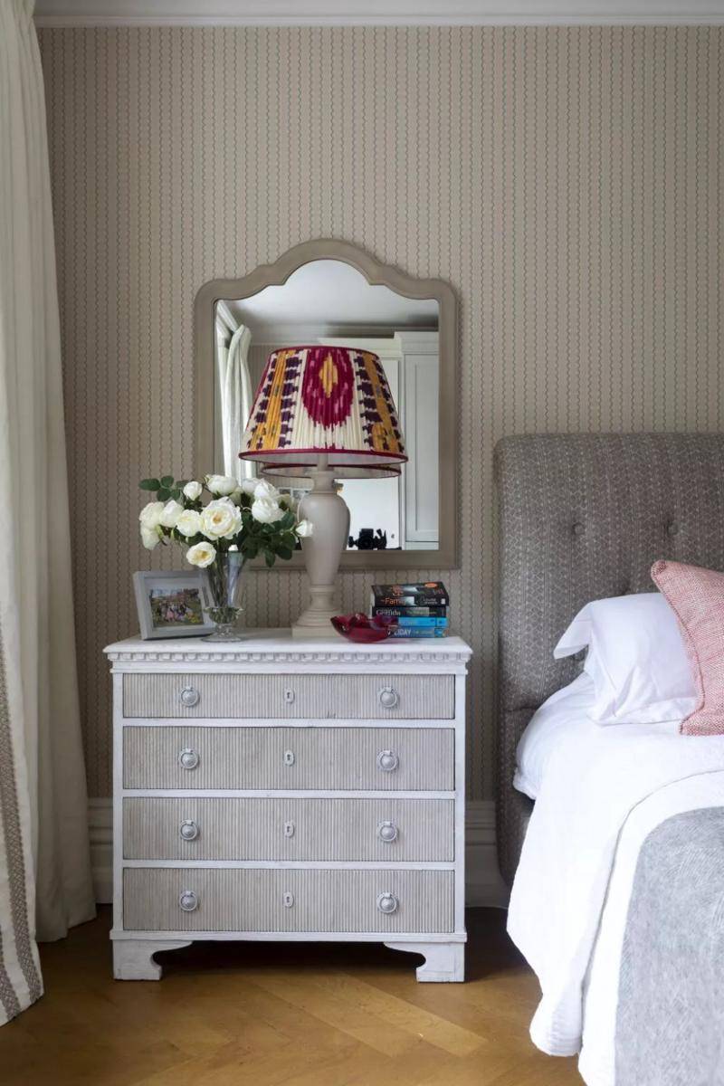 ide meletakkan cermin di kamar mungil (homesandgardens.com)