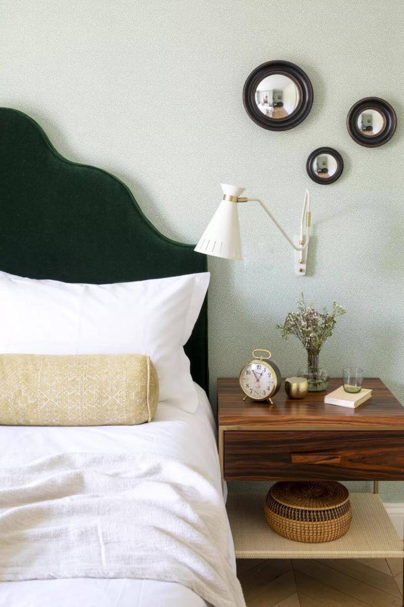 ide meletakkan cermin di kamar mungil (homesandgardens.com)