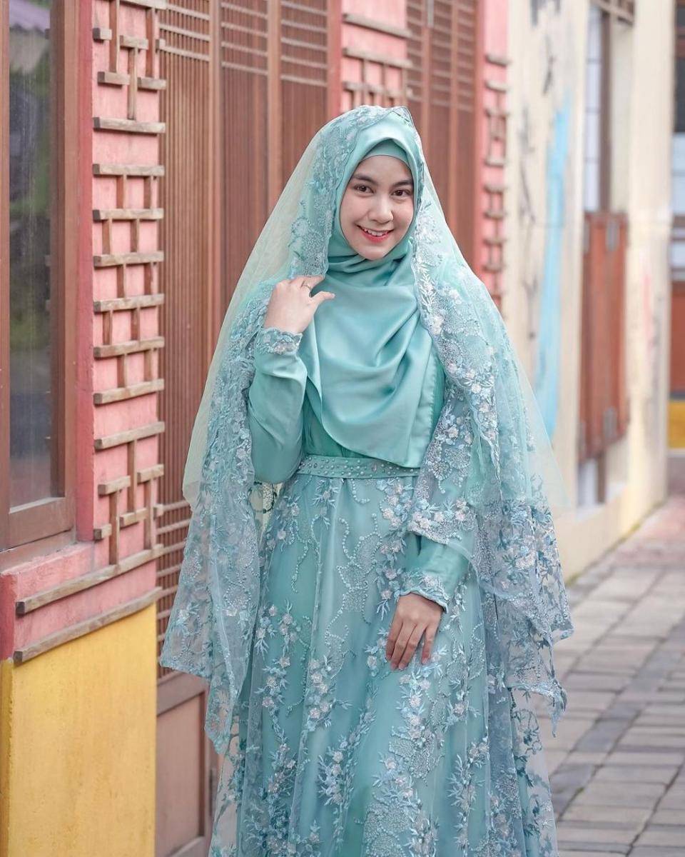 gamis brokat kombinasi satin (instagram.com/anisarahma_12)