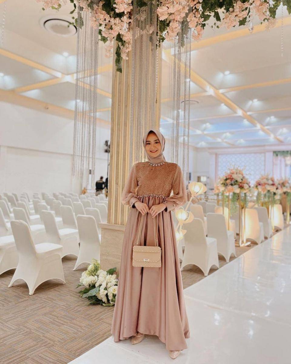 gamis brokat kombinasi satin (instagram.com/dsyrhy)