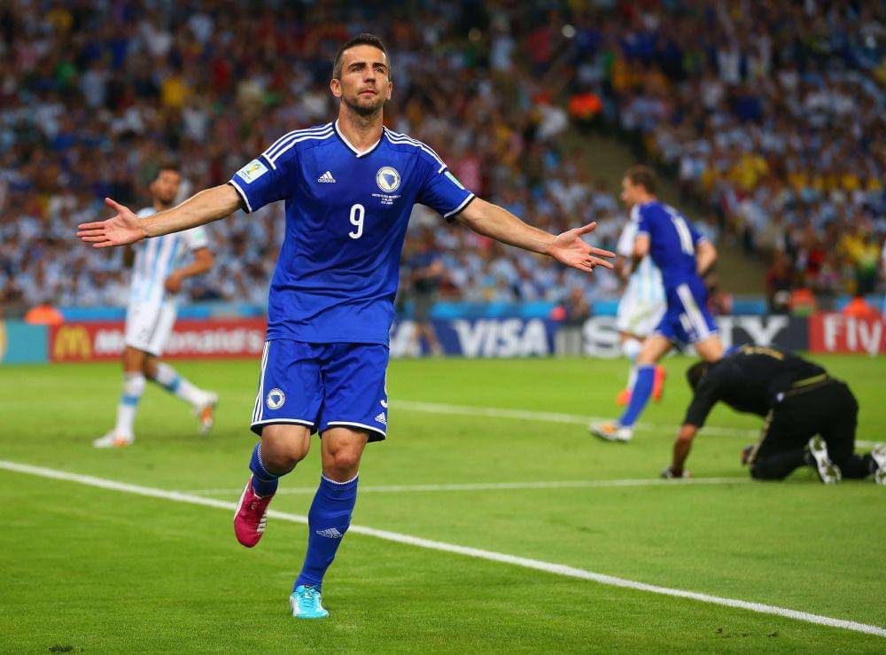 Vedad Ibišević saat mencetak gol di Piala Dunia 2014 Brasil (twitter.com/FIFAWorldCup)
