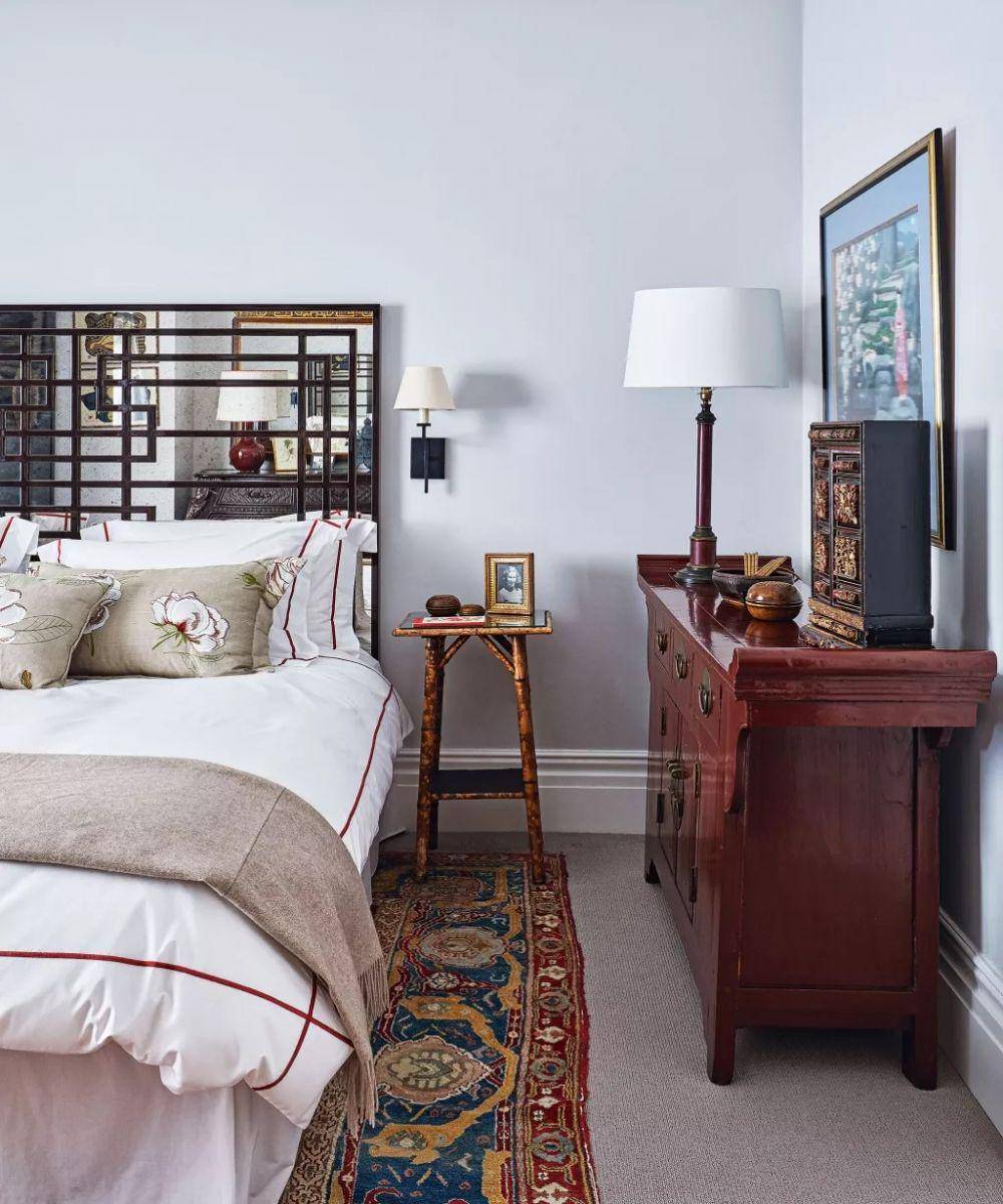 ide meletakkan cermin di kamar mungil (homesandgardens.com)