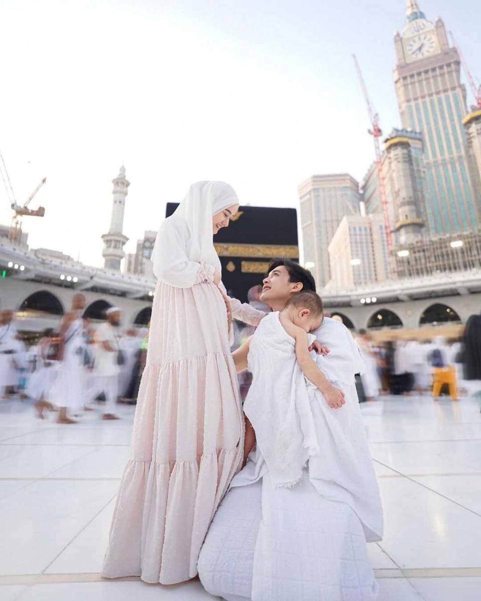 Dinda Hauw, Rey Mbayang umrah. (instagram.com/dindahw)