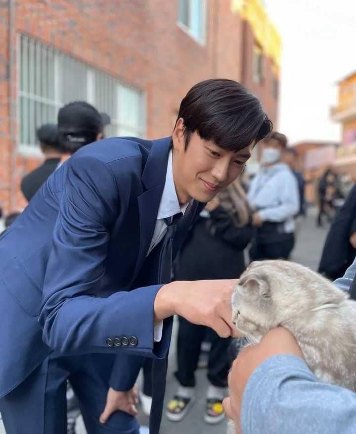 Aktor Na In Woo (instagram.com/10042n00)