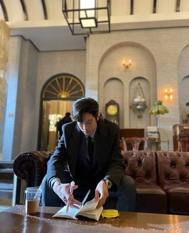 Aktor Na In Woo (instagram.com/10042n00)