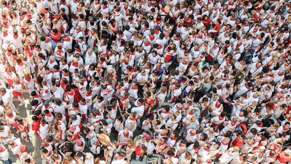 ilustrasi kerumunan (pexels.com/ San Fermin Pamplona)