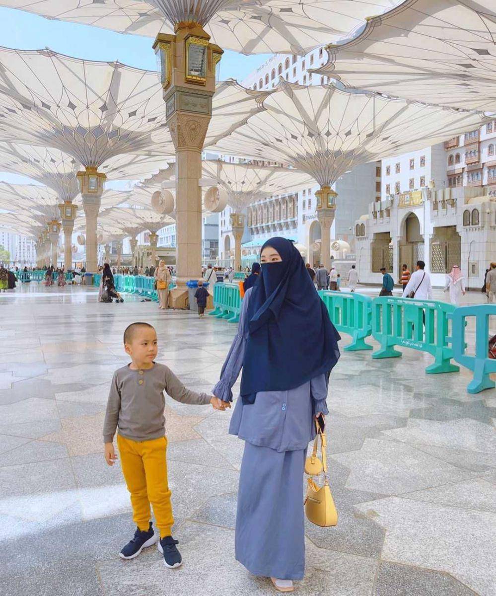 Larissa Chou umrah dengan anak. (Instagram.com/larissachou)