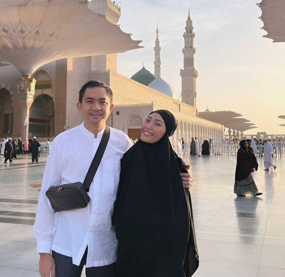 Ayu Dewi dan suami umrah. (instagram.com/mrsayudewi)
