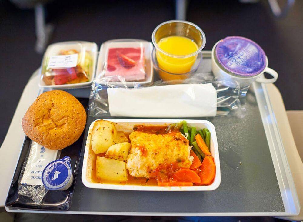Ilustrasi makanan di dalam pesawat (letsflycheaper.com)