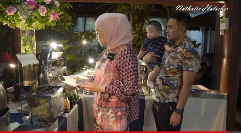 potret Adzam di ultah oma Nathalie (youtube.com/NATHALIE HOLSCHER)