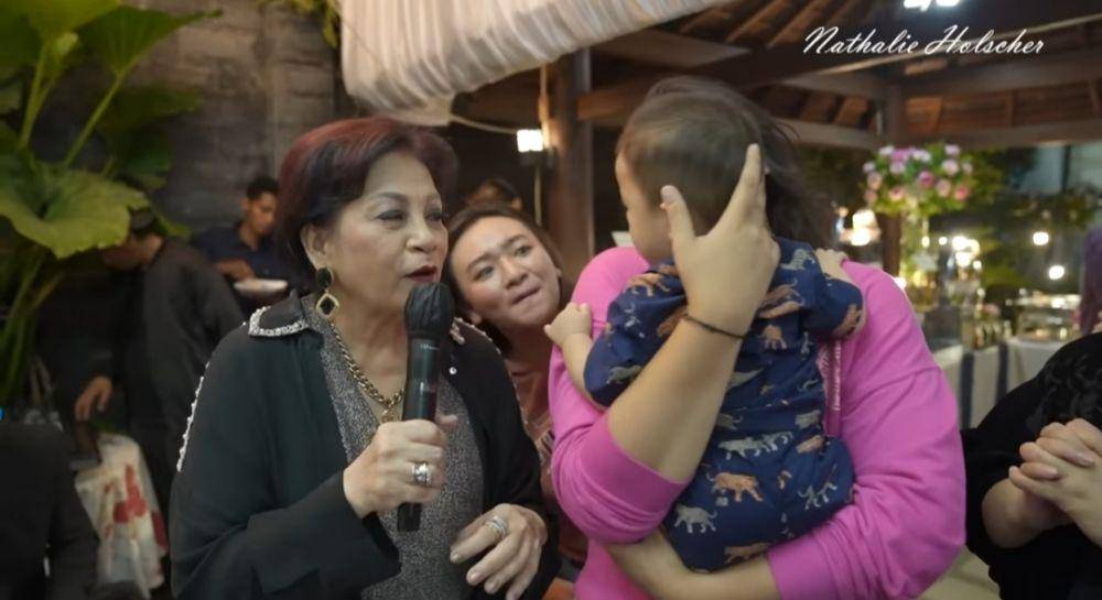 potret Adzam di ultah oma Nathalie (youtube.com/NATHALIE HOLSCHER)