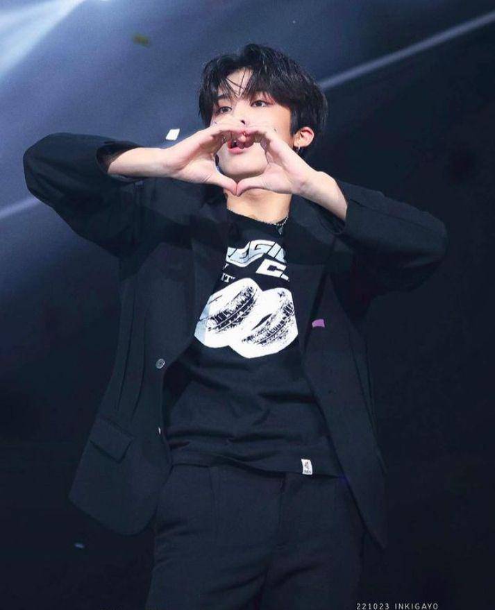 padu padan outer ala jeongwoo TREASURE (instagram.com/jonguu.noona)