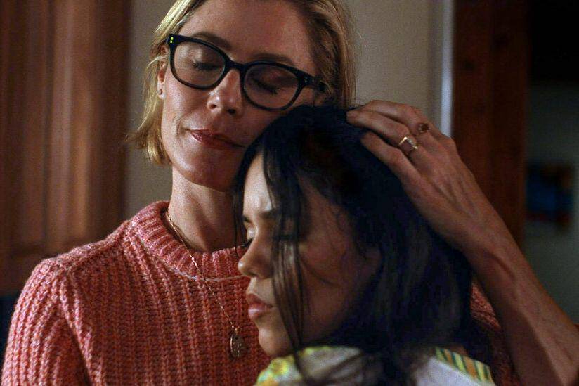 Julie Bowen dan Jenna Ortega dalam film The Fallout (dok. New Line Cinema/The Fallout)