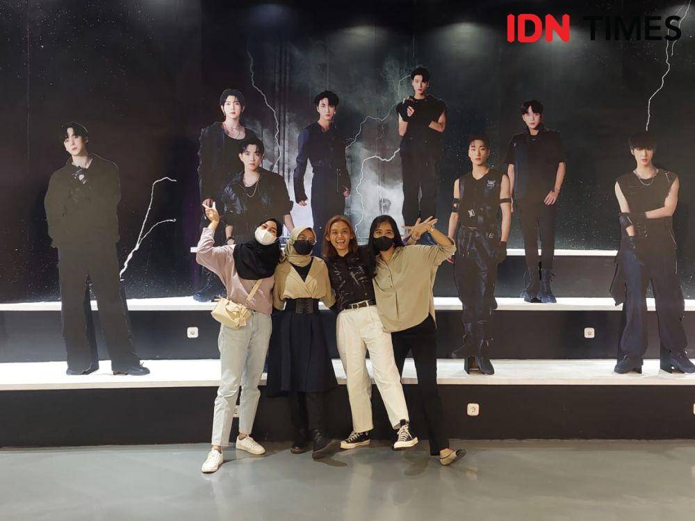 ATEEZ x hello82 INDONESIA di Hublife Taman Anggrek, Jakarta Barat, pada Jumat (4/11/2022). (IDN Times/Erfah Nanda)