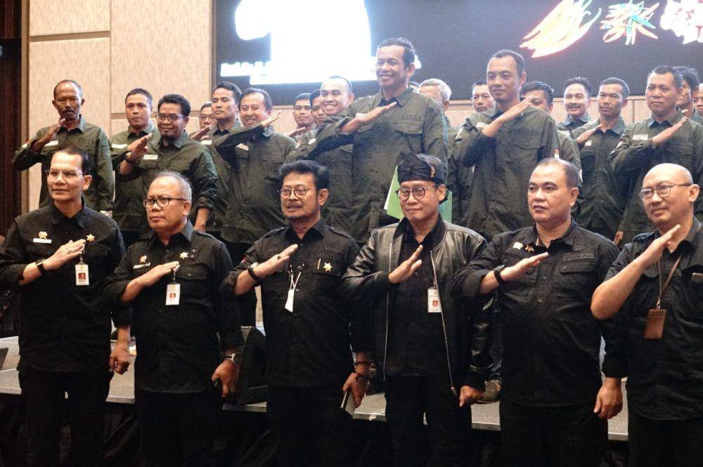 Menteri Pertanian Syahrul Yasin Limpo (Mentan SYL) mengukuhkan Petani Champion cabai dan bawang merah di Kota Surabaya, Jawa Timur, Rabu (2/11). (Dok. Kementan)