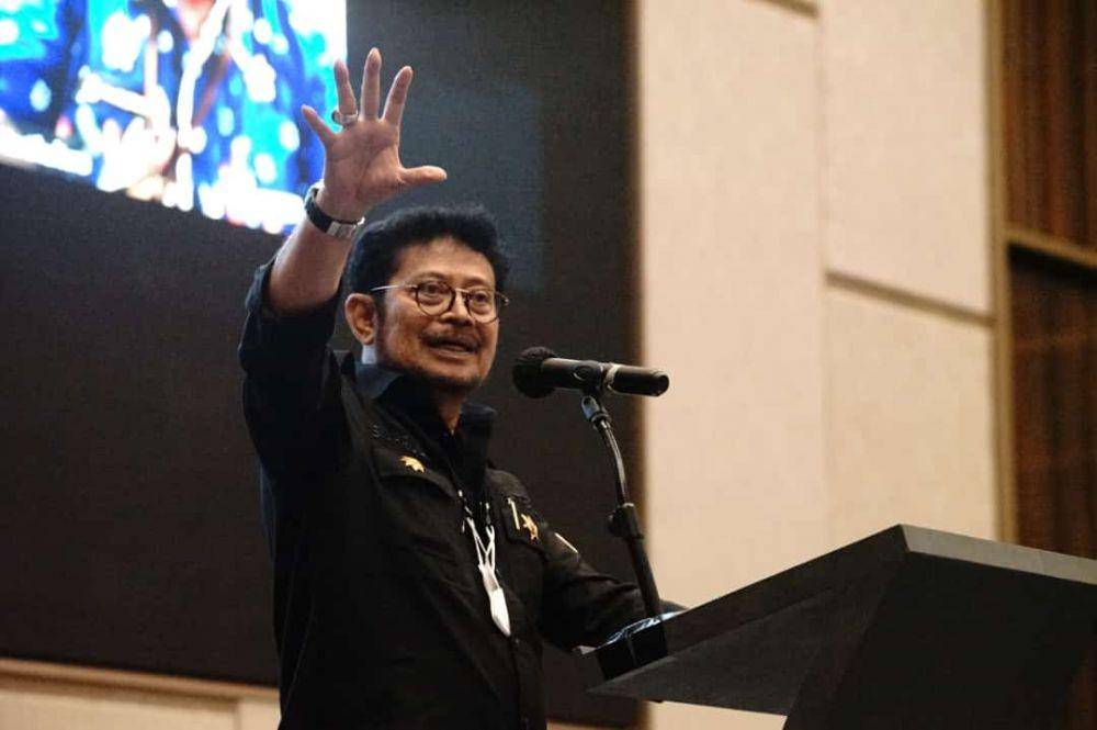 Menteri Pertanian Syahrul Yasin Limpo (Mentan SYL) mengukuhkan Petani Champion cabai dan bawang merah di Kota Surabaya, Jawa Timur, Rabu (2/11). (Dok. Kementan)