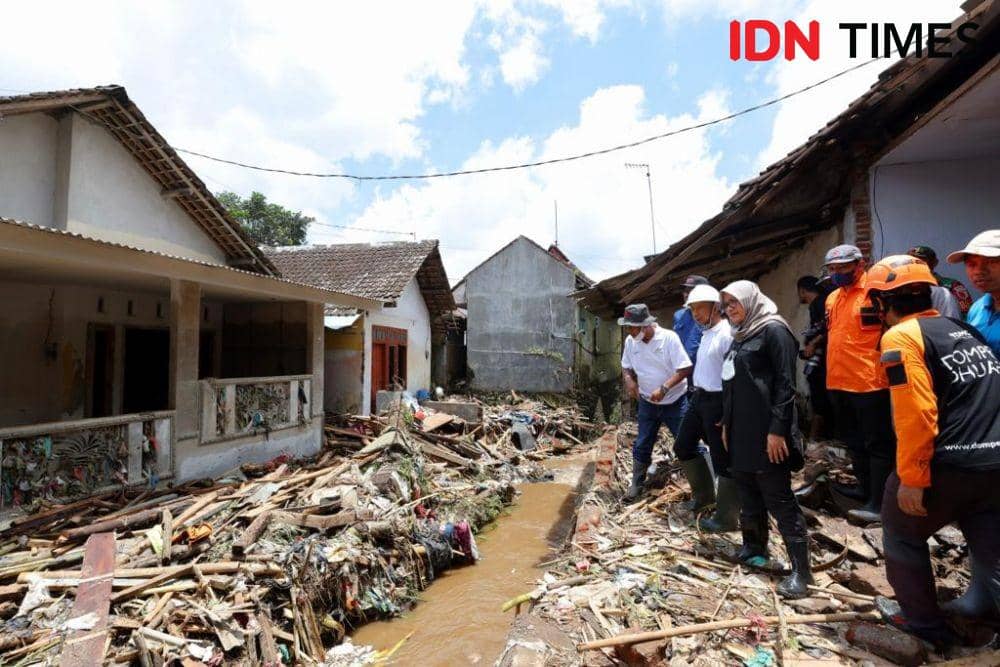 Banjir bandang di Desa Kalibaru Wetan, Banyuwangi. (IDN Times/ Agung Sedana)