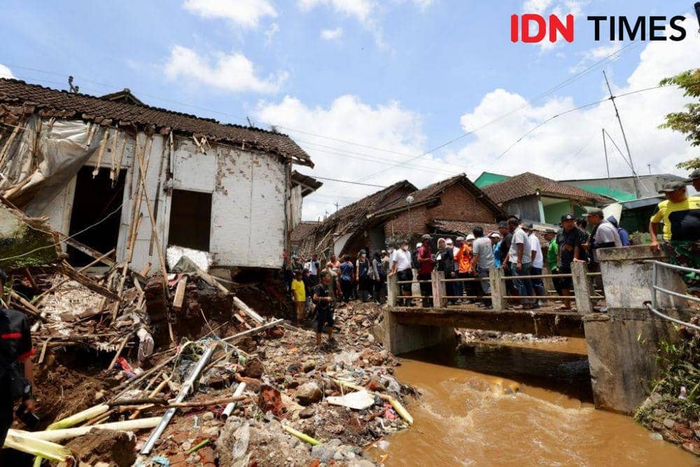 Banjir bandang di Desa Kalibaru Wetan, Banyuwangi. (IDN Times/ Agung Sedana)