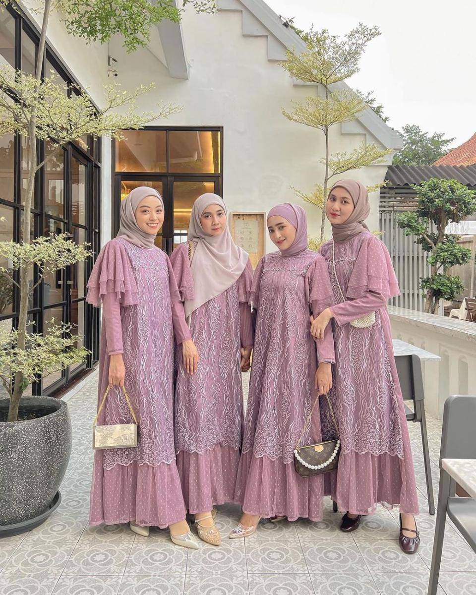 gamis brokat kombinasi satin (instagram.com/meiraniap)