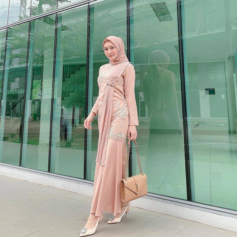 gamis brokat kombinasi satin (instagram.com/melodyprima)