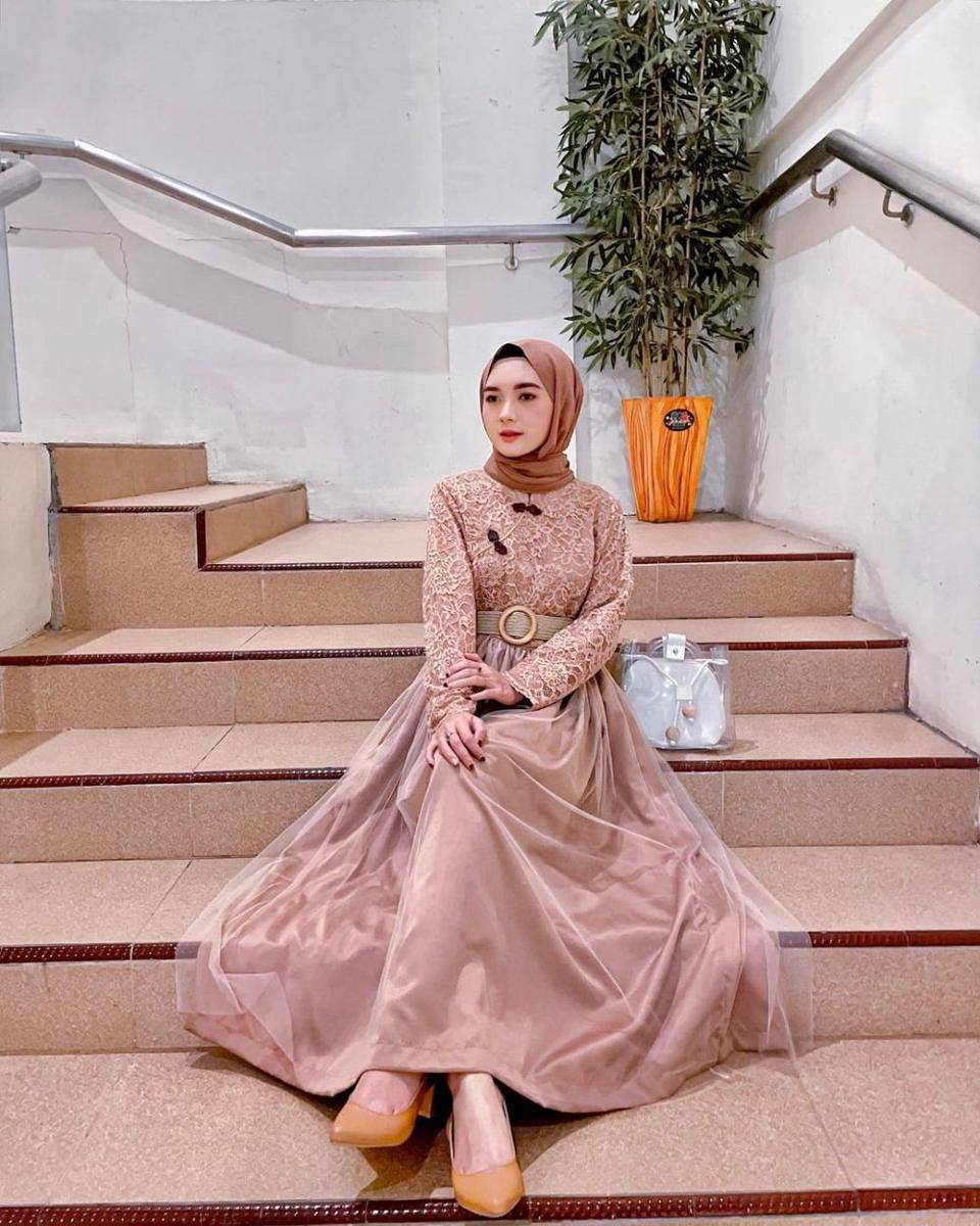 gamis brokat kombinasi satin (instagram.com/nidiarst21)