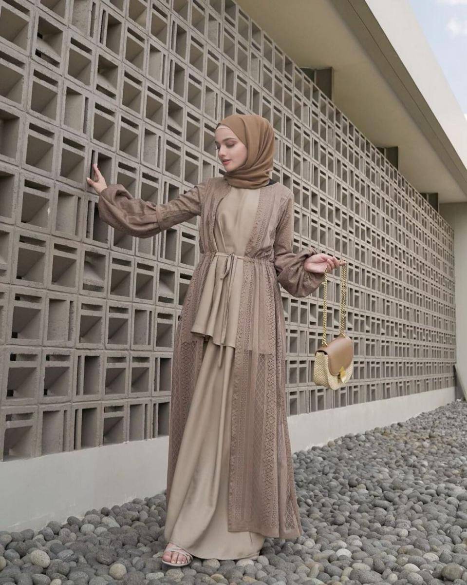 gamis brokat kombinasi satin (instagram.com/nismabahanan)