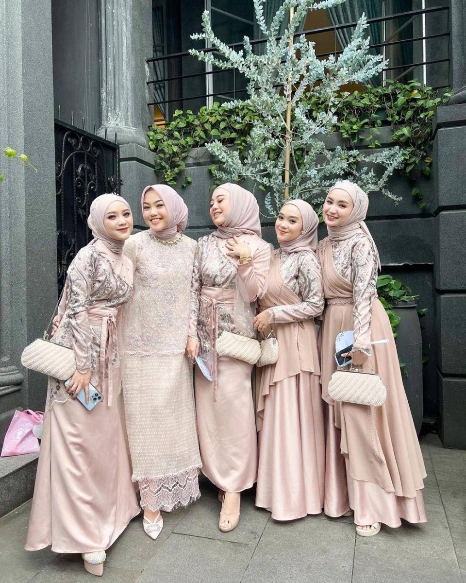 gamis brokat kombinasi satin (instagram.com/nurulhikmahfebriany)