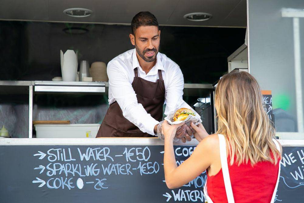 ilustrasi penjual makanan dengan food truck (pexels.com/Kampus Production)