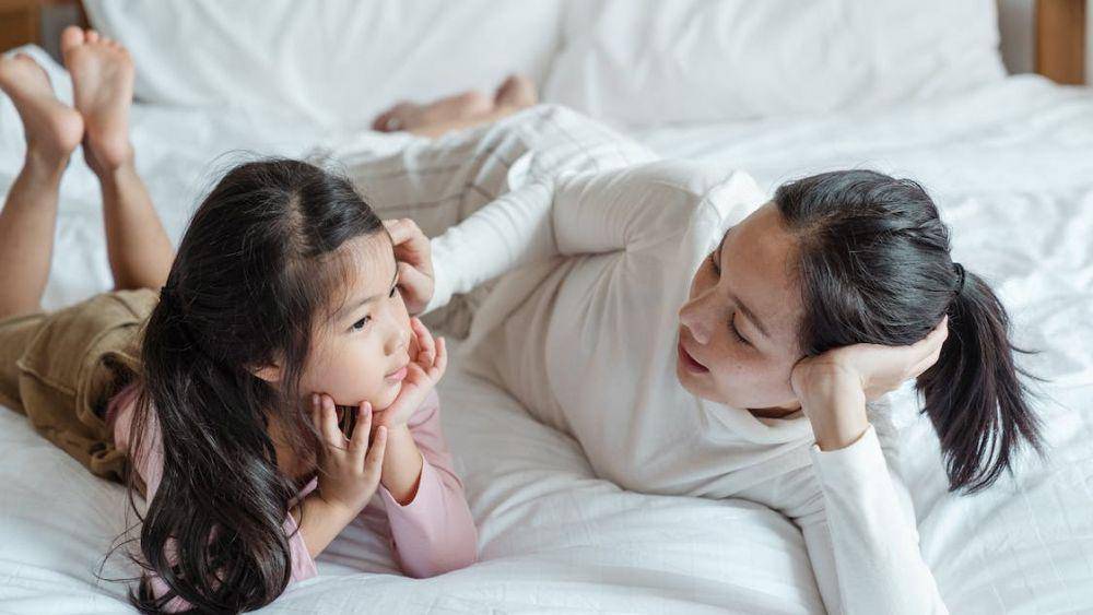 ilustrasi ibu mengobrol dengan anak perempuannya (pexels.com/Ketut Subiyanto)