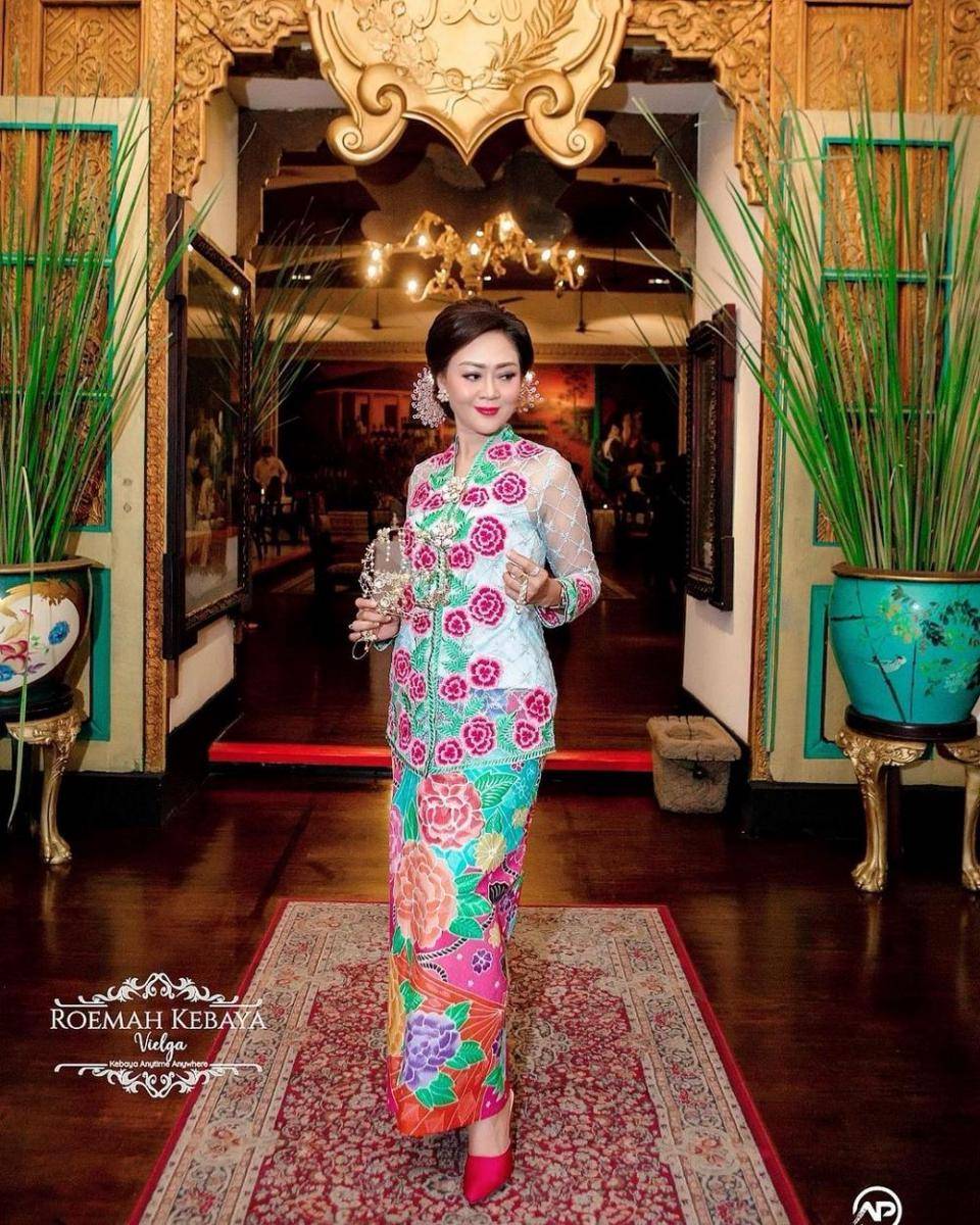 Kebaya encim rancangan Roemah Kebaya Vielga (instagram.com/roemah_kebaya_vielga)