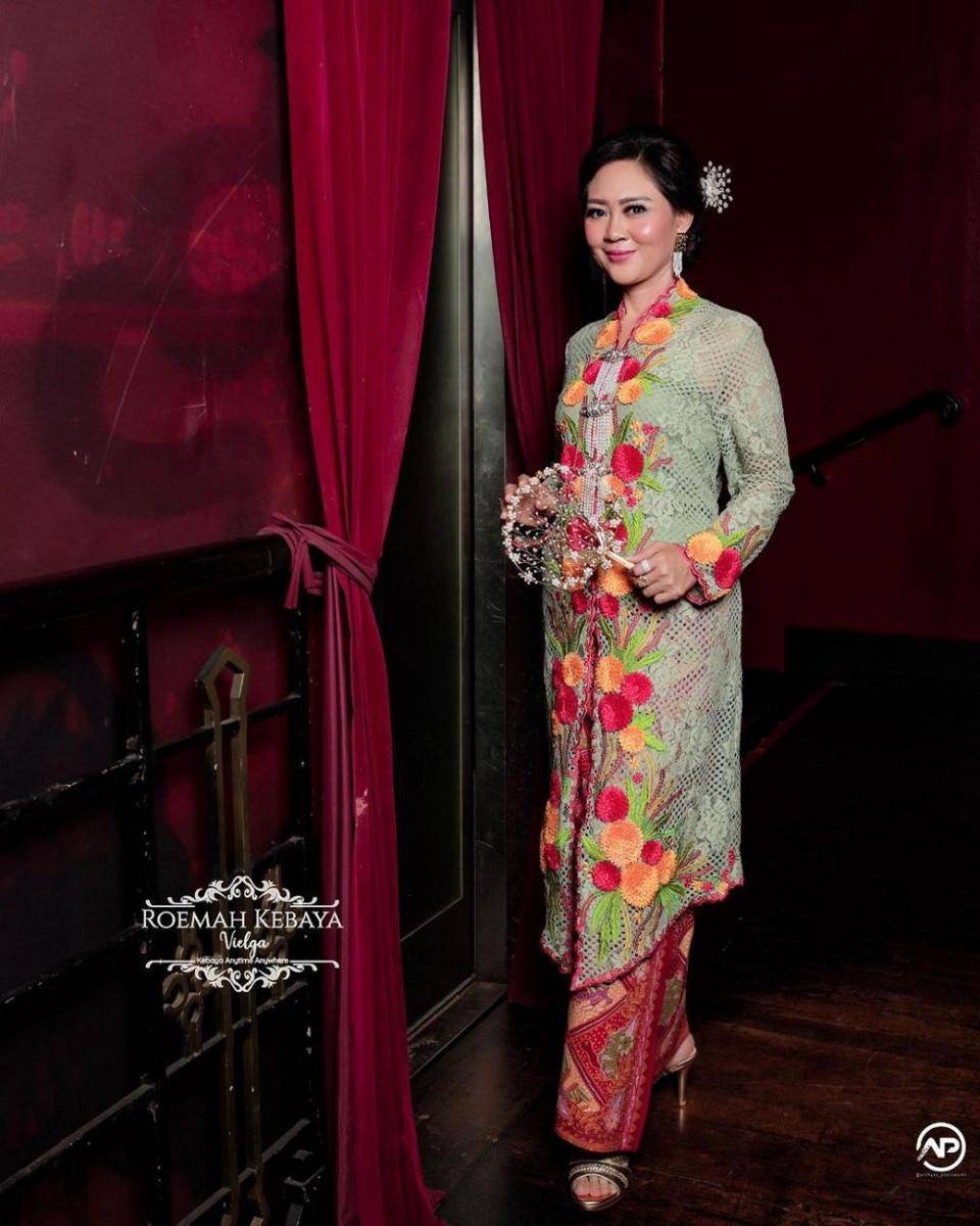 Kebaya encim rancangan Roemah Kebaya Vielga (instagram.com/roemah_kebaya_vielga)