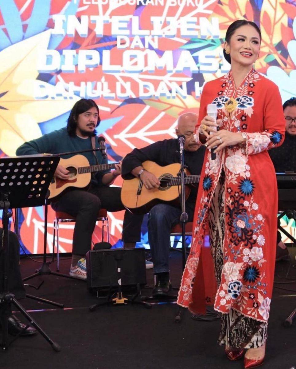 Kebaya encim rancangan Roemah Kebaya Vielga (instagram.com/roemah_kebaya_vielga)