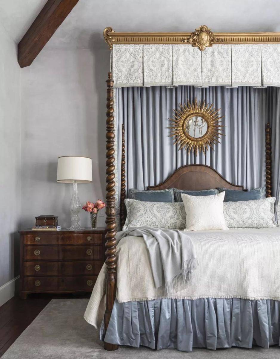 ide meletakkan cermin di kamar mungil (homesandgardens.com)