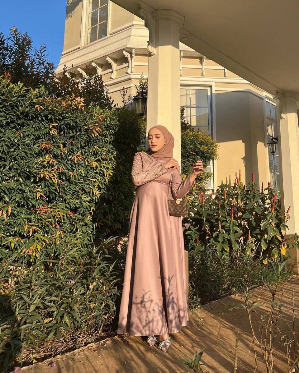 gamis brokat kombinasi satin (instagram.com/seviqfebinita)