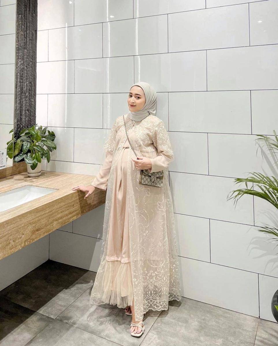 gamis brokat kombinasi satin (instagram.com/seviqfebinita)