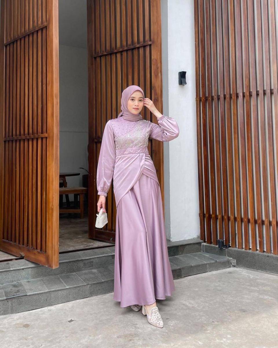 gamis brokat kombinasi modern (instagram.com/vinamaulina)