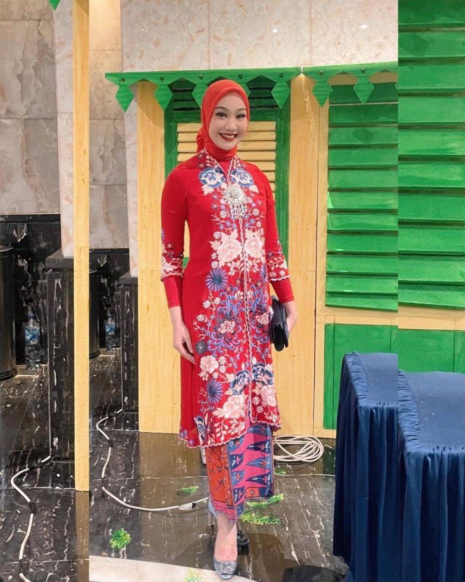 Kebaya encim rancangan Roemah Kebaya Vielga (instagram.com/vinamuliana)
