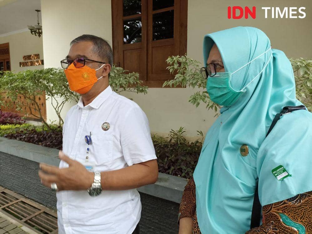 Sekretaris Satgas COVID-19 DIY, Biwara Yuswantana (kiri). (IDN Times/Herlambang Jati)
