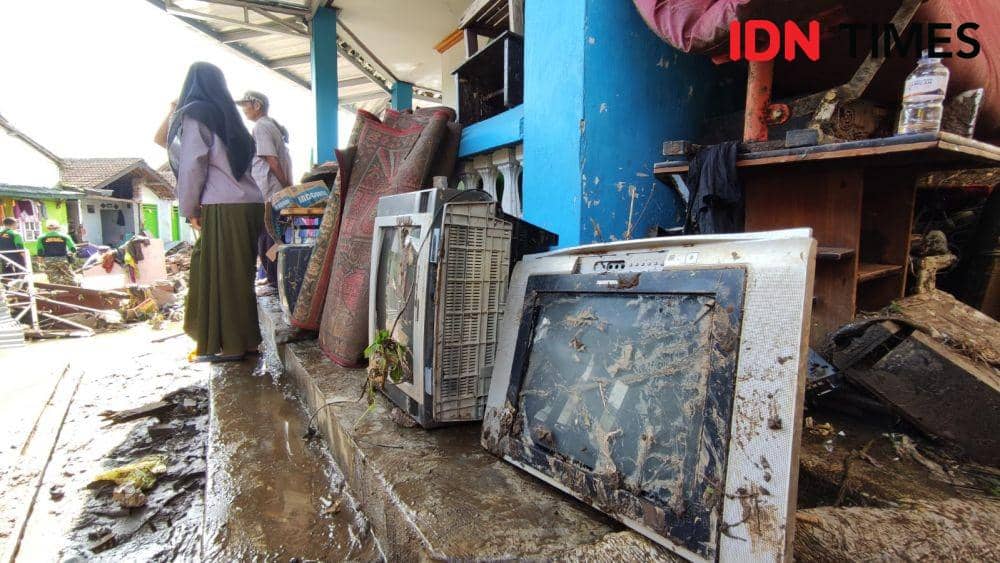 Barang elektronik warga Banyuwangi rusak akibat banjir Kalibaru. (IDN Times/ Agung Sedana)