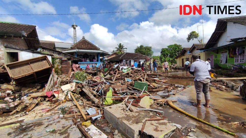 Banjir bandang di Desa Kalibaru Wetan, Banyuwangi. (IDN Times/ Agung Sedana)