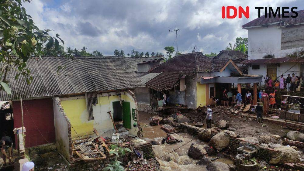 Banjir bandang di Desa Kalibaru Wetan, Banyuwangi. (IDN Times/ Agung Sedana)