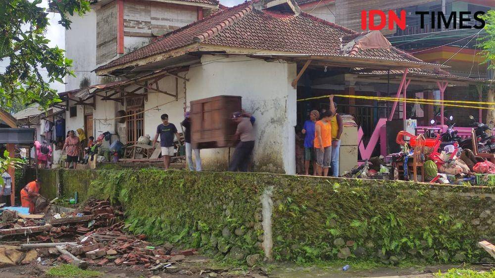 Banjir bandang di Desa Kalibaru Wetan, Banyuwangi. (IDN Times/ Agung Sedana)