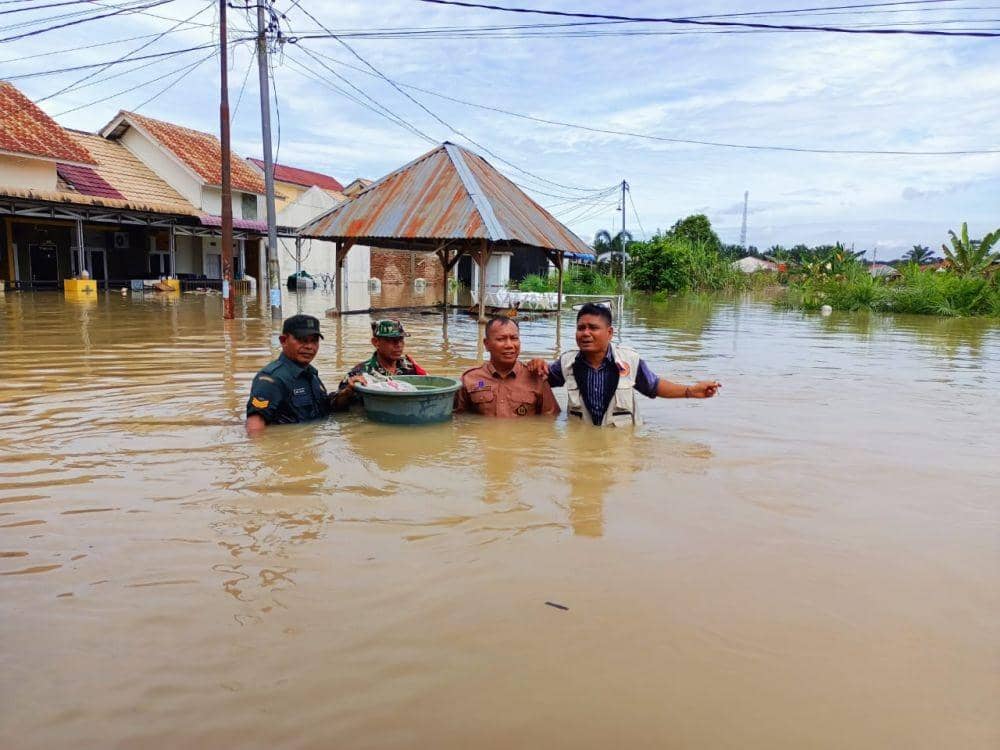BPBD Labura melakukan evakuasi terhadap warga terdampak banjir, Kamis (3/11/2022). (Dok: BPBD Labura)