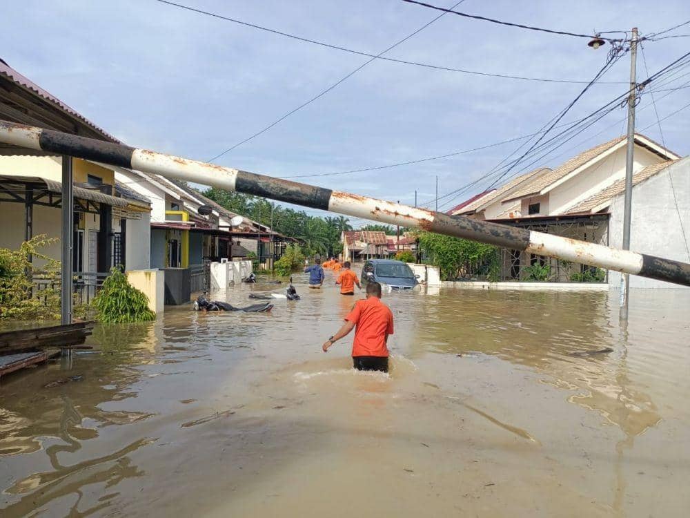 BPBD Labura melakukan evakuasi terhadap warga terdampak banjir, Kamis (3/11/2022). (Dok: BPBD Labura)