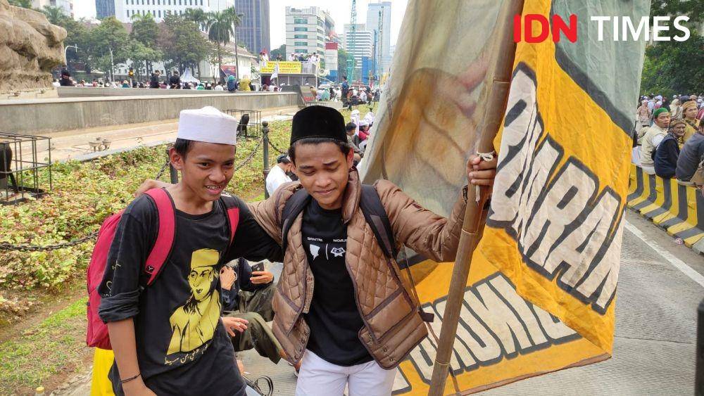 Bendera Rizieq Shihab di Aksi 411, Patung Kuda, Jakarta Pusat (IDN Times/Yosafat Diva Bayu Wisesa)