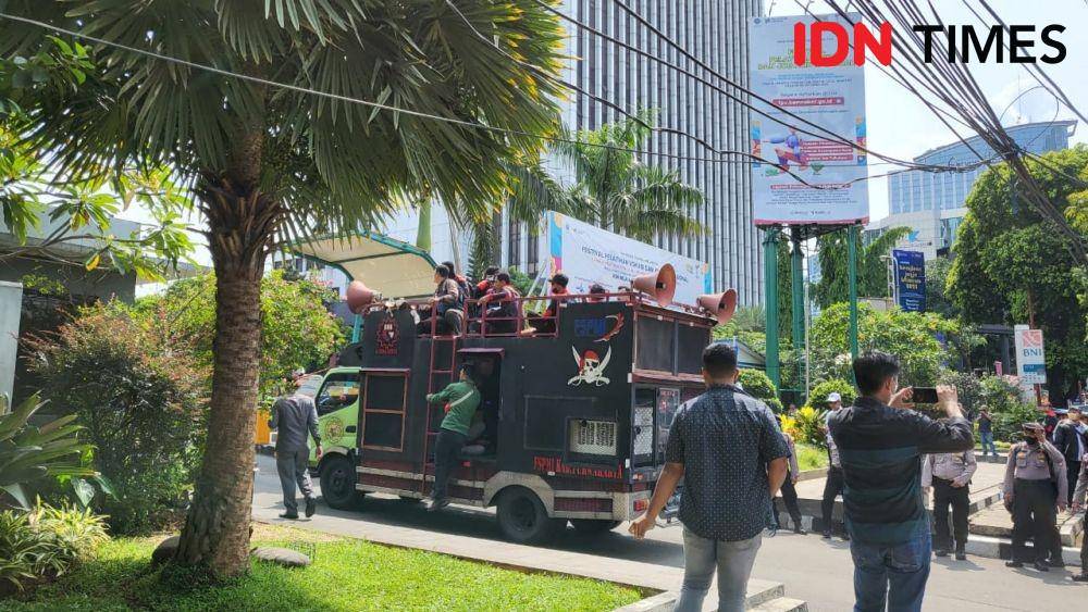 Situasi terkini di depan Gedung Kemnaker yang jadi lokasi unjuk rasa Partai Buruh dan Serikat Buruh, Rabu (4/11/2022). (IDN Times/Ridwan Aji Pitoko)