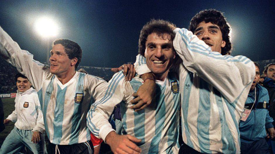 Oscar Ruggeri (tengah) merayakan gelar juara Copa America 1991. (twitter.com/Argentina)