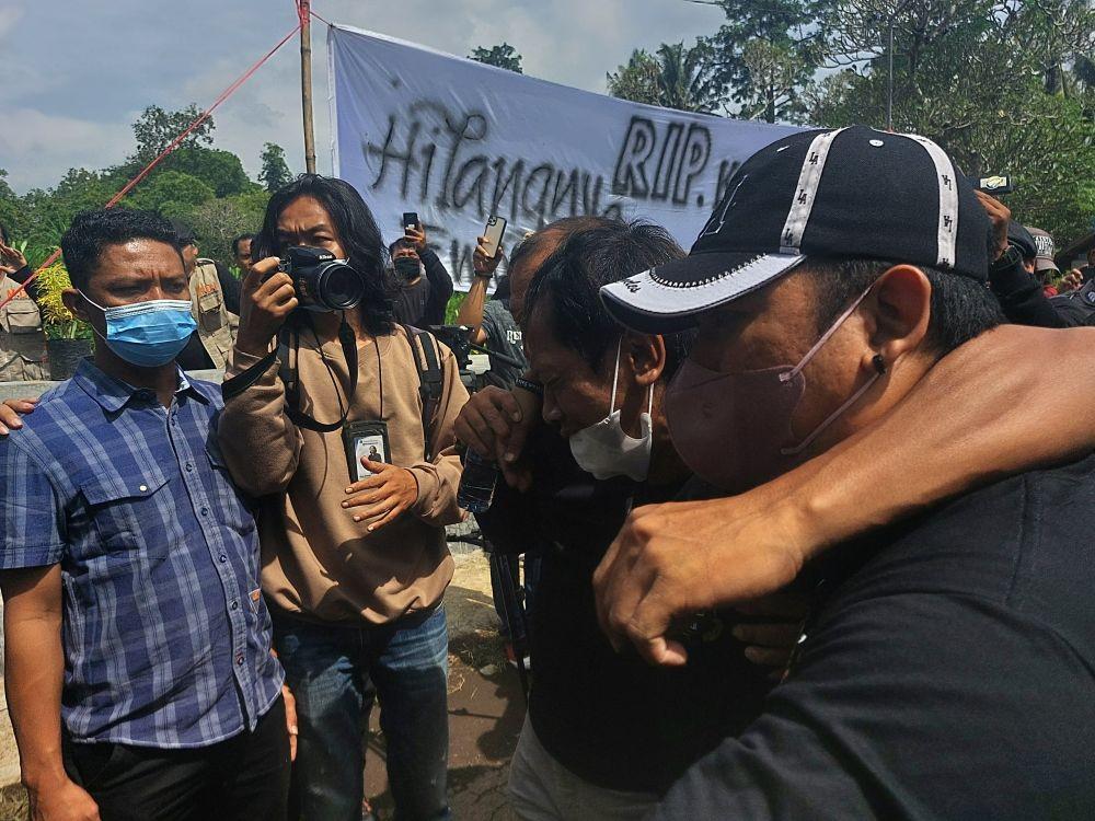 Tangis Histeris Devi Atok Saksikan Proses Autopsi Dua Putrinya
